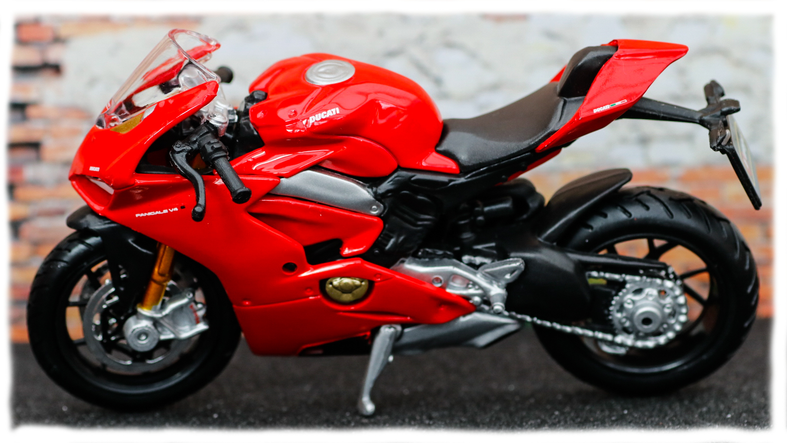 Bburago Ducati Panigale V4