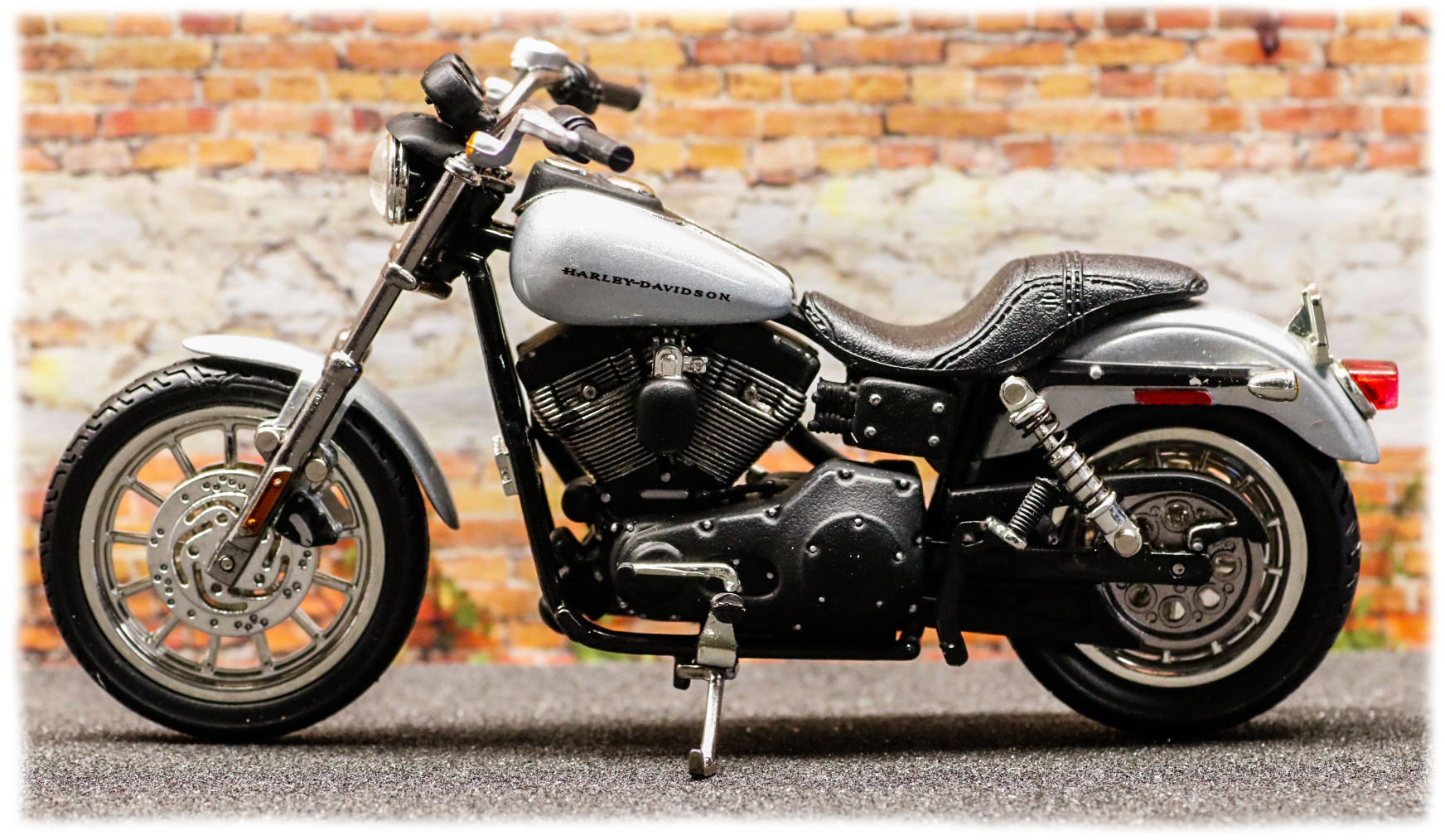 ERTL Harley Davidson Dyna Super Glide Sport 2002