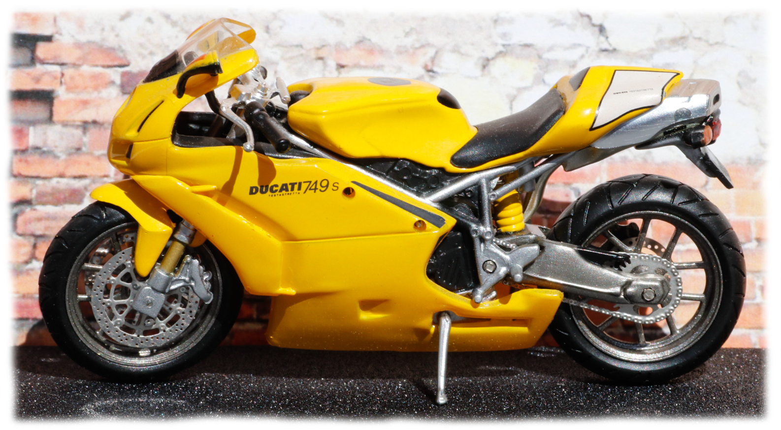IXO Ducati 749s