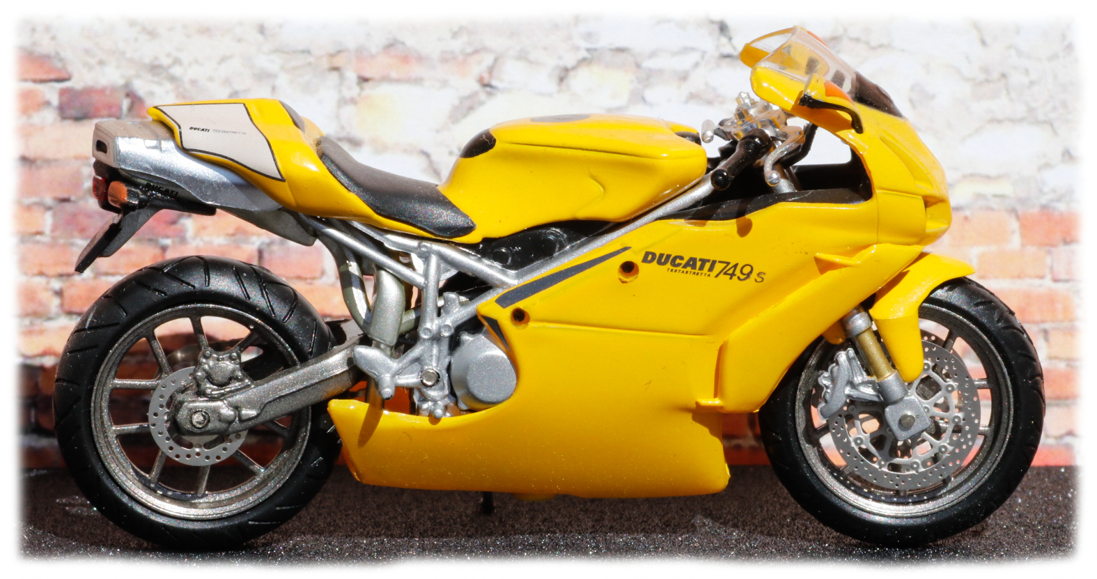 IXO Ducati 749s