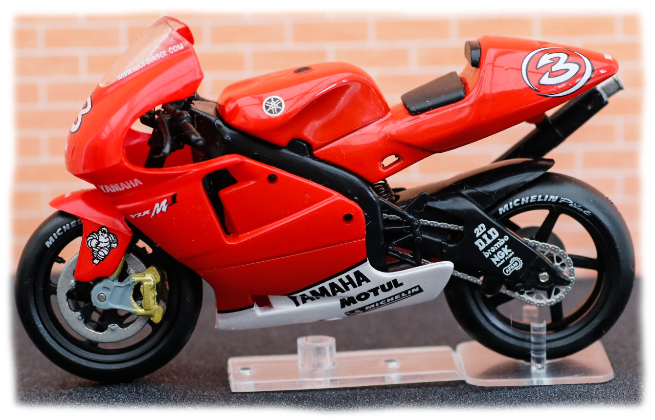 IXO Yamaha YZR-M1 Max Biaggi 2002
