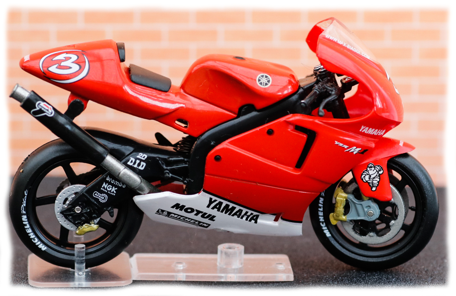 IXO Yamaha YZR-M1 Max Biaggi 2002