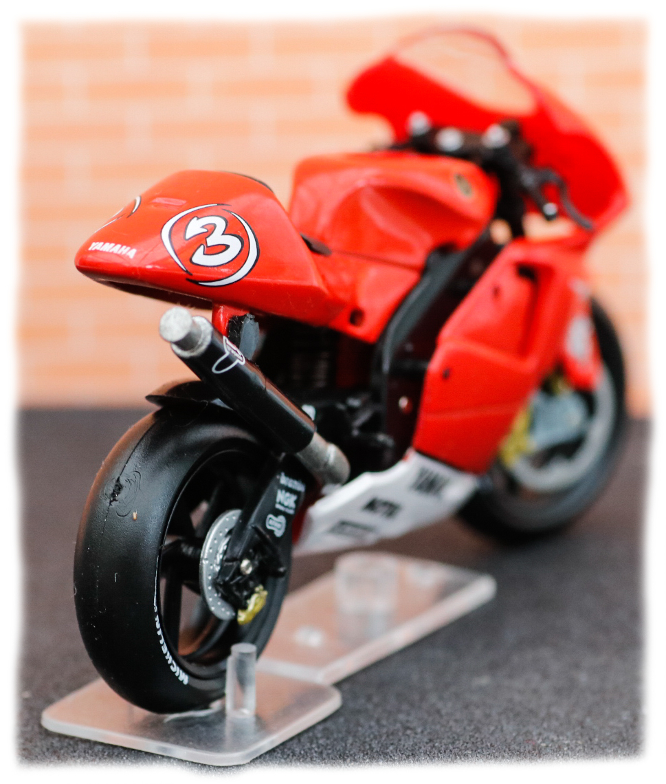 IXO Yamaha YZR-M1 Max Biaggi 2002