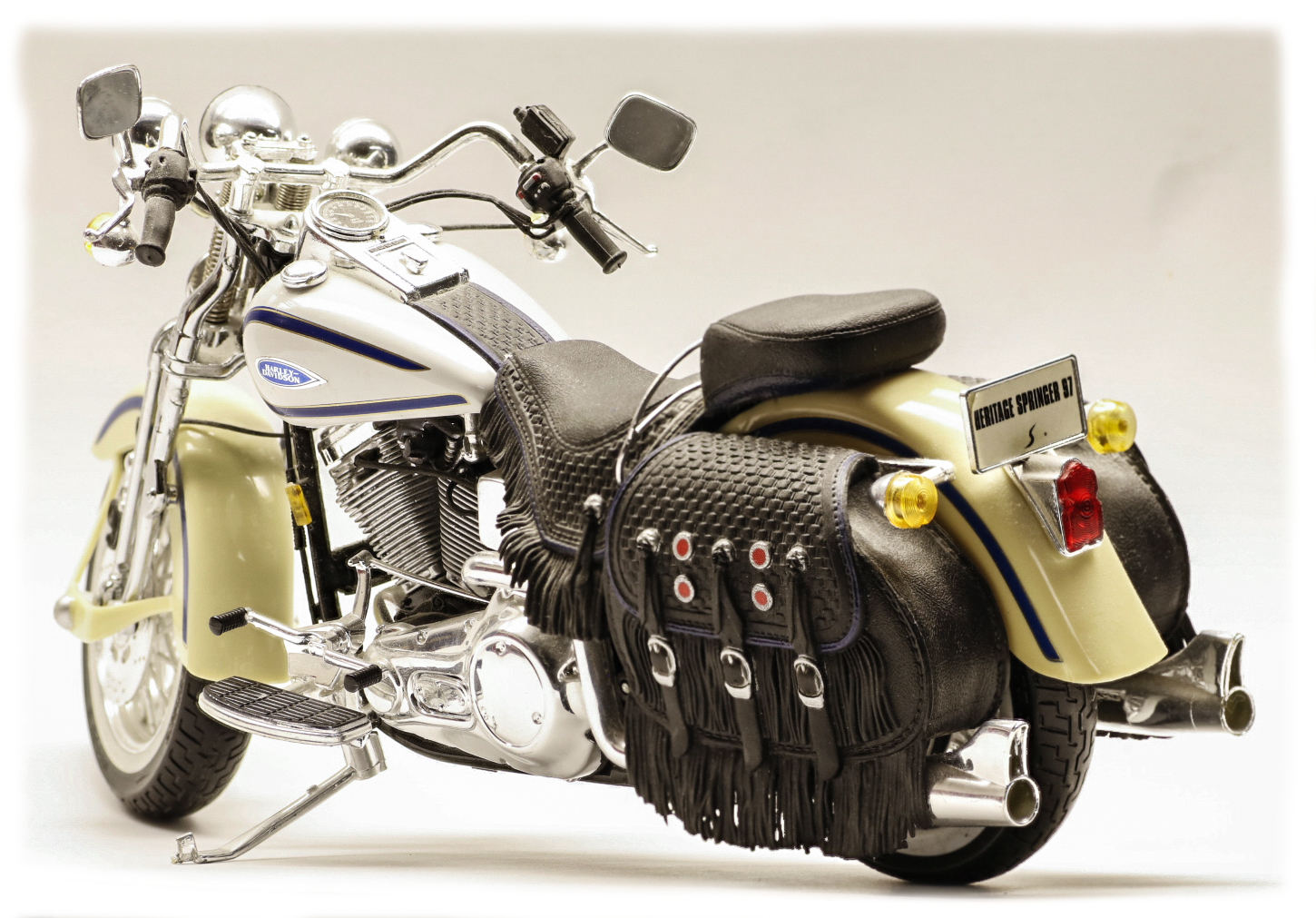 Maisto Harley Davidson FLSTS Heritage Springer