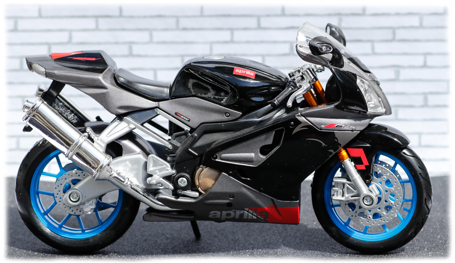 Maisto 1-12 Aprilia RSV1000R