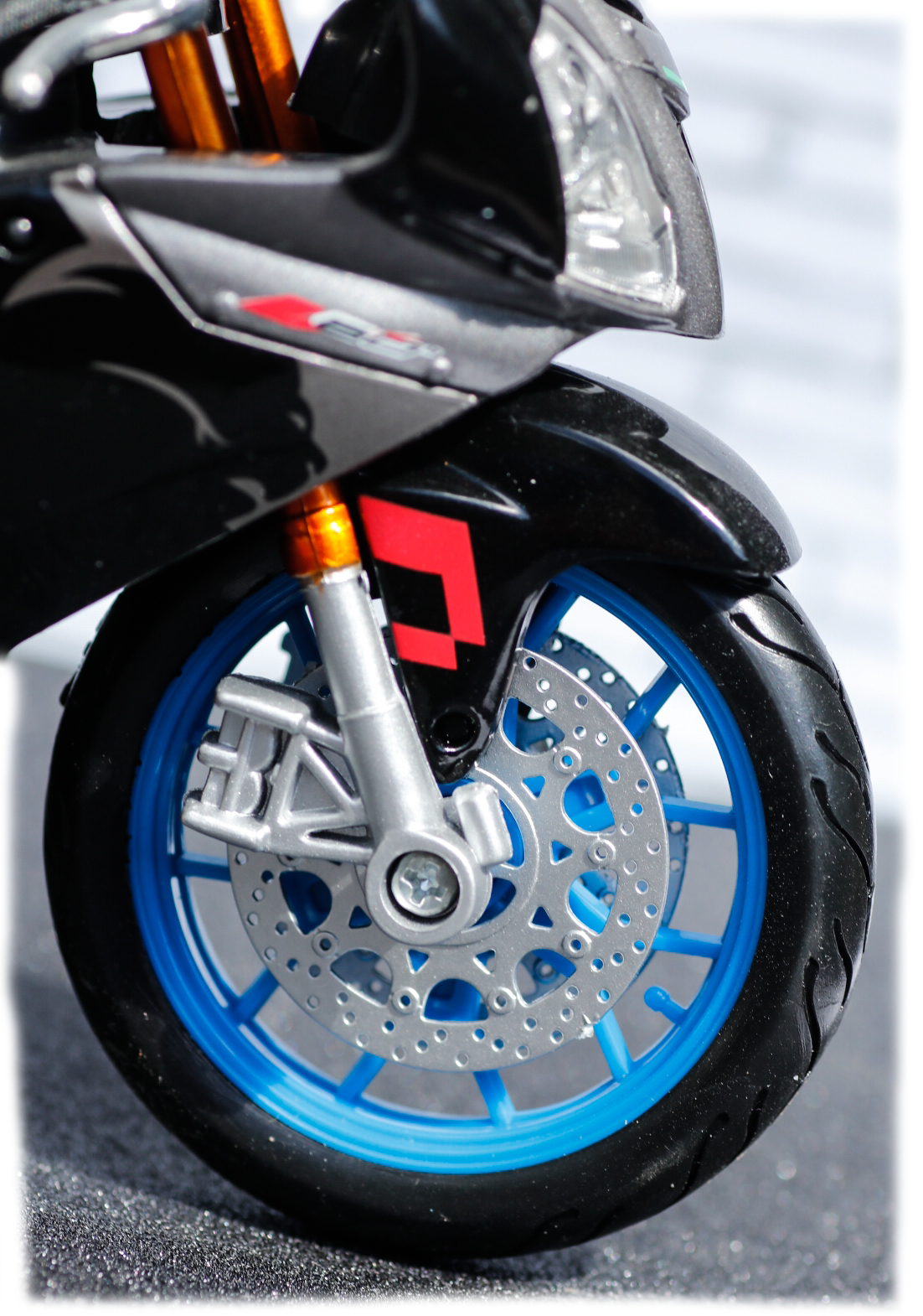 Maisto 1-12 Aprilia RSV1000R