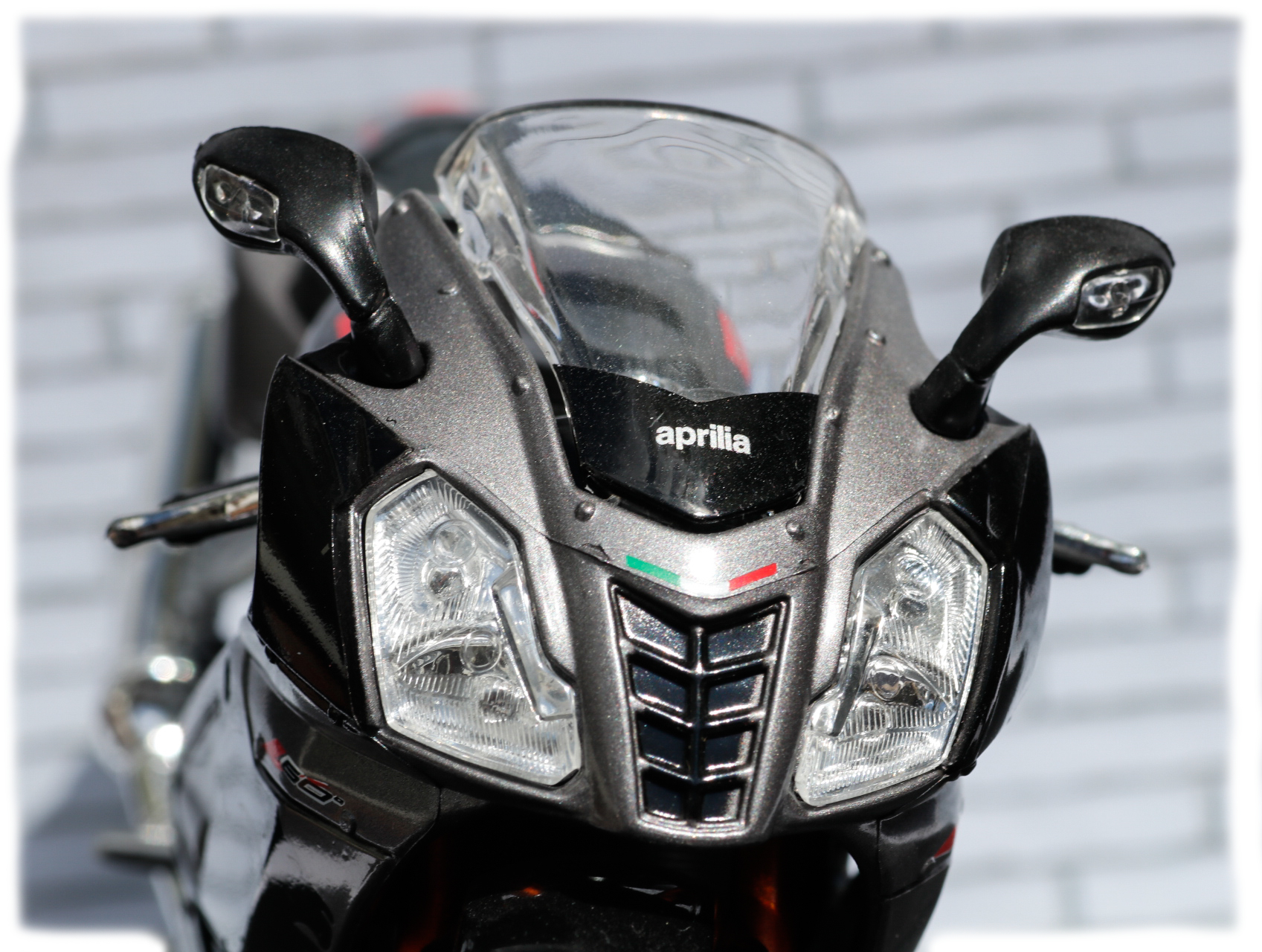 Maisto 1-12 Aprilia RSV1000R