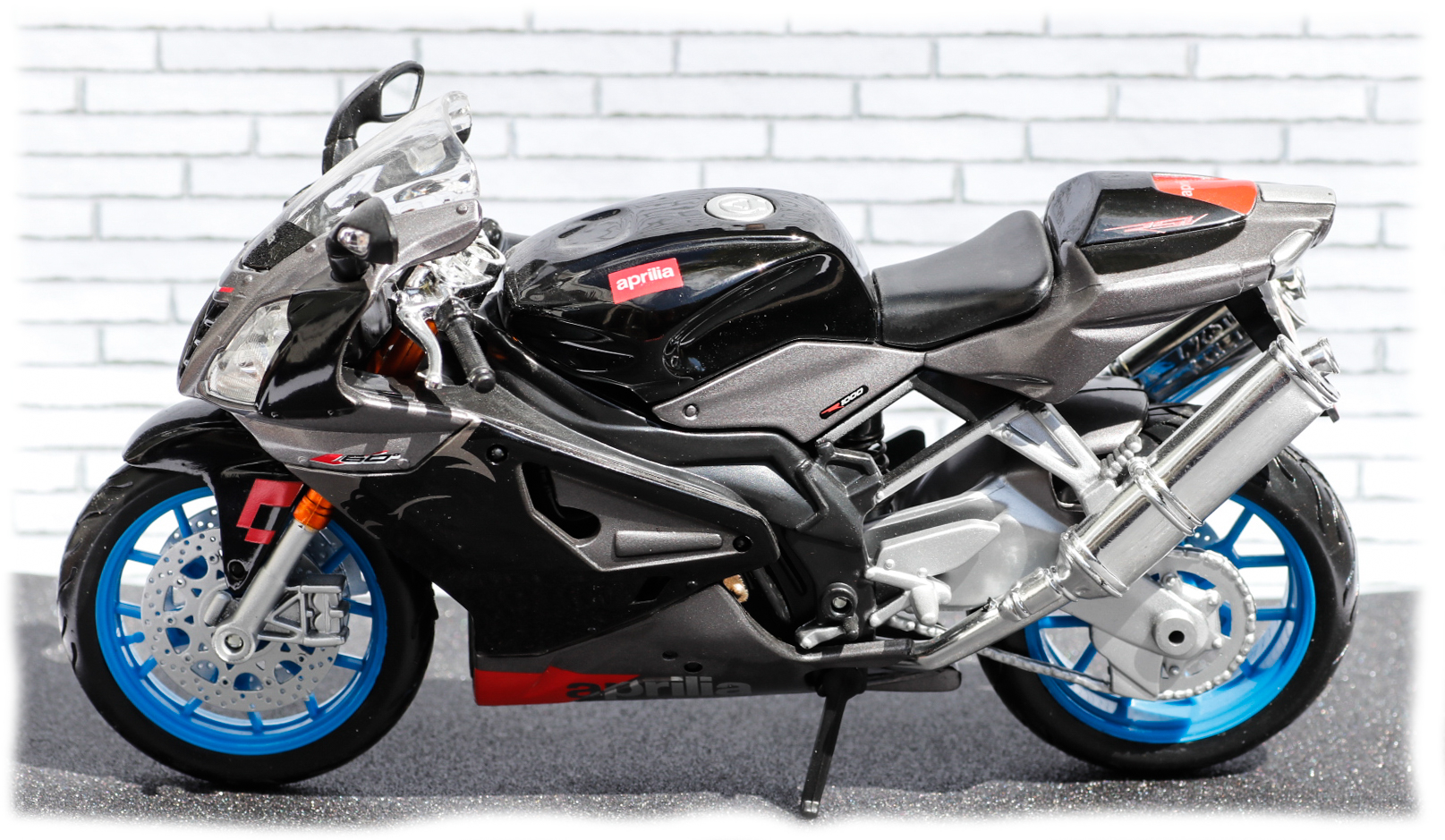 Maisto 1-12 Aprilia RSV1000R