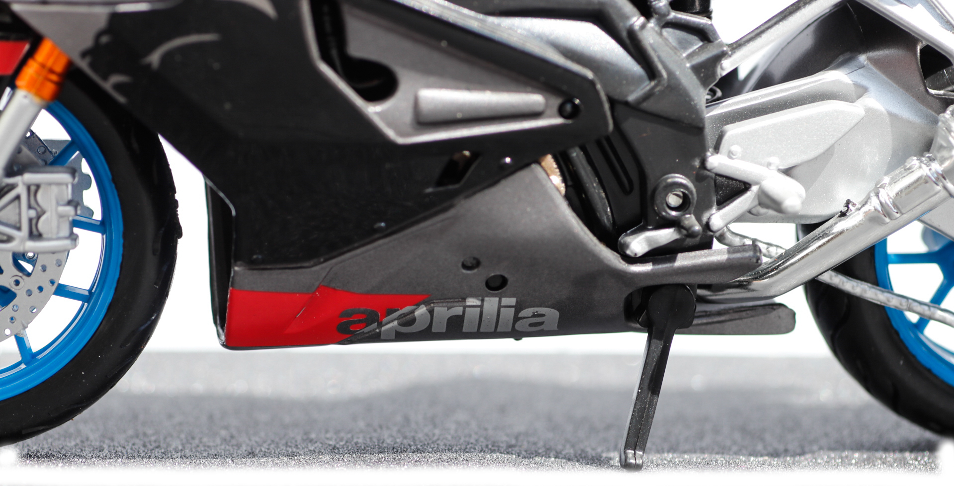 Maisto 1-12 Aprilia RSV1000R