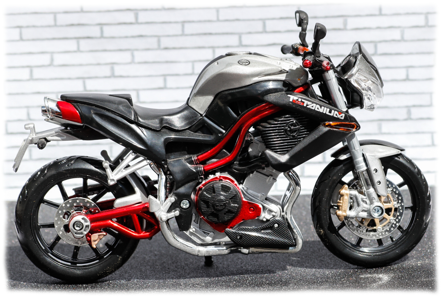 Maisto 1-12 Benelli TNT Titanium