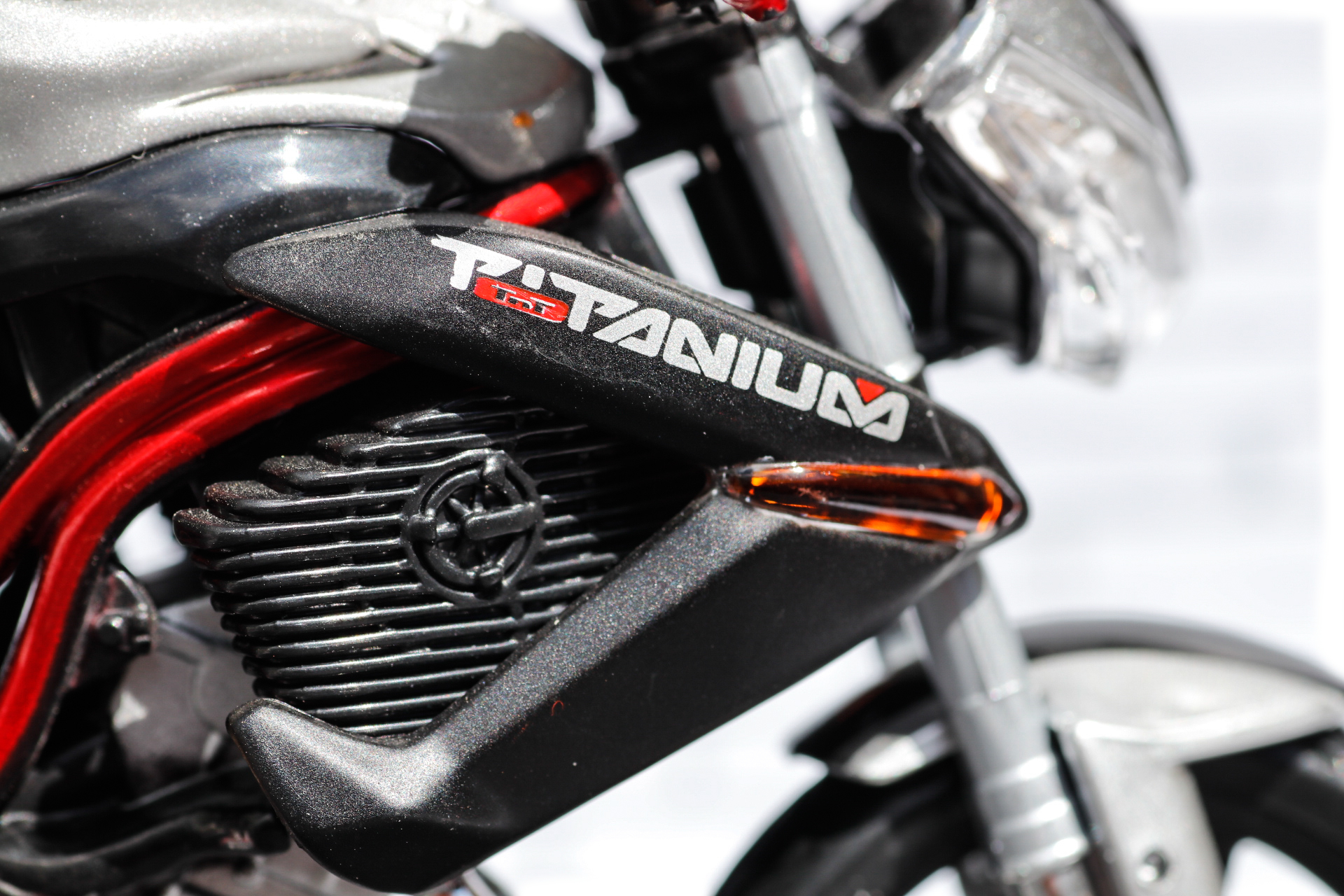 Maisto 1-12 Benelli TNT Titanium