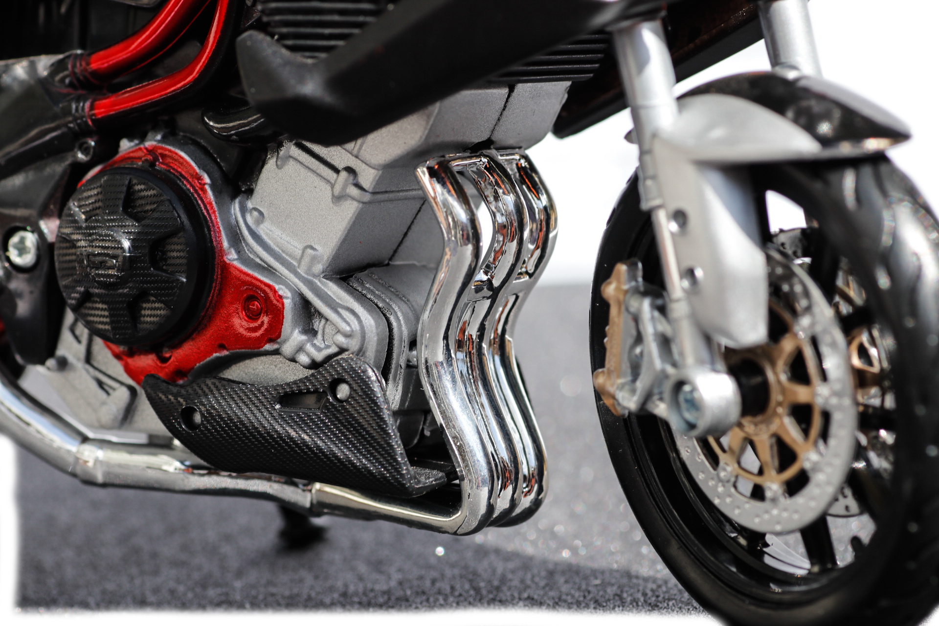 Maisto 1-12 Benelli TNT Titanium