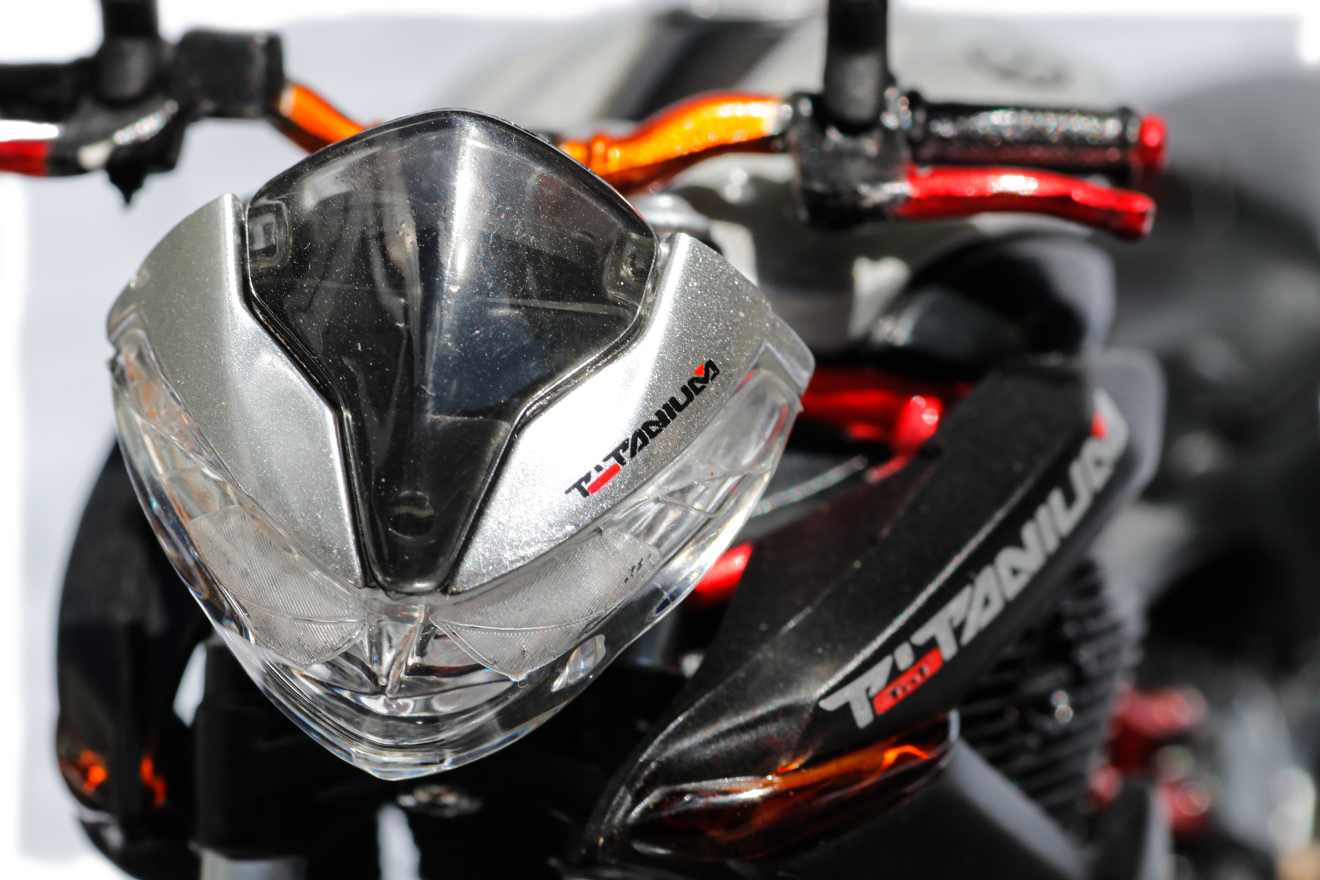 Maisto 1-12 Benelli TNT Titanium