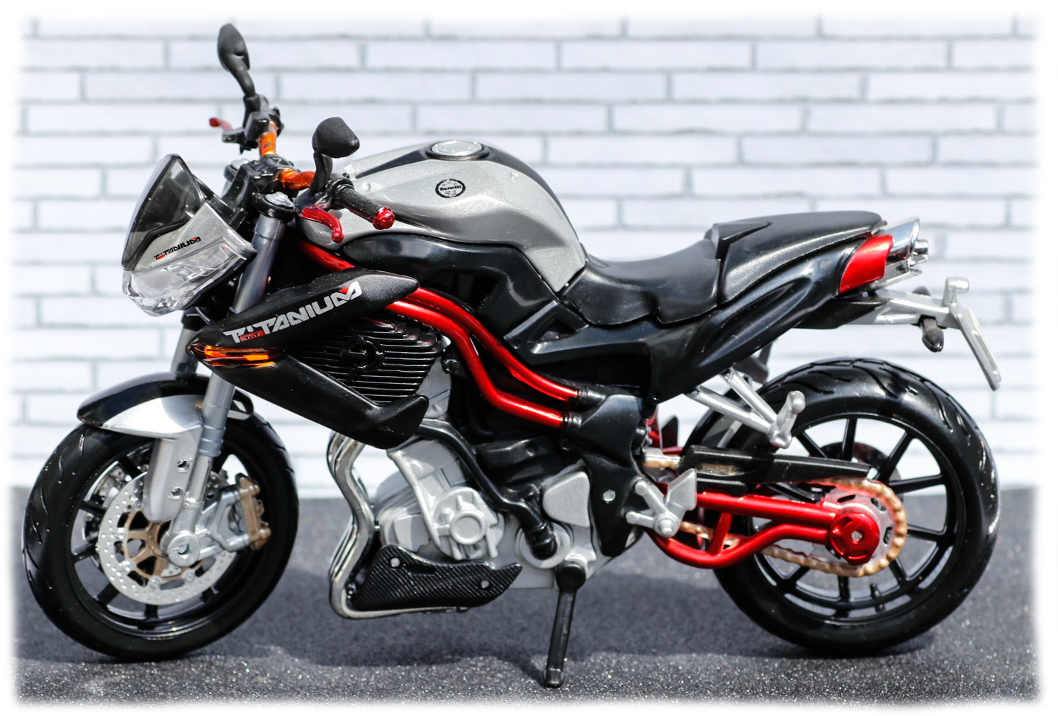 Maisto 1-12 Benelli TNT Titanium