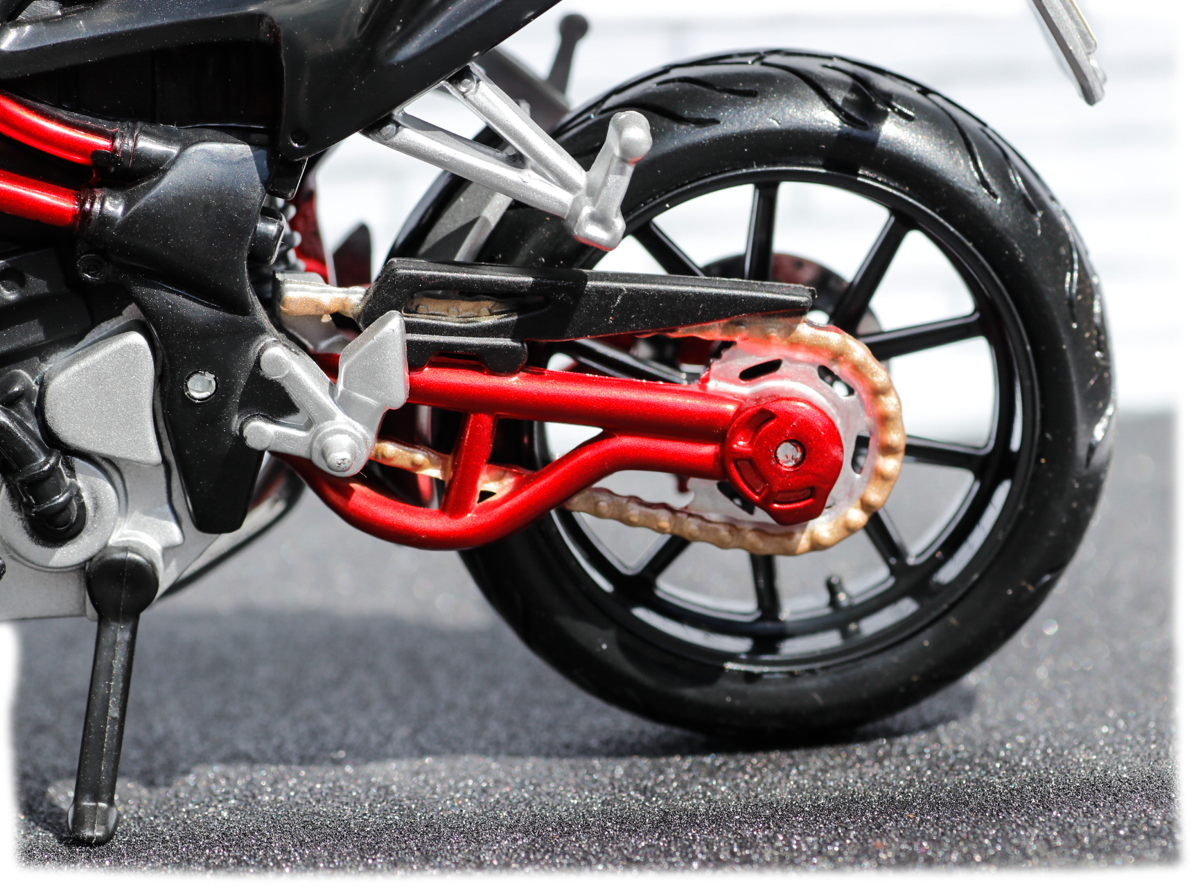 Maisto 1-12 Benelli TNT Titanium