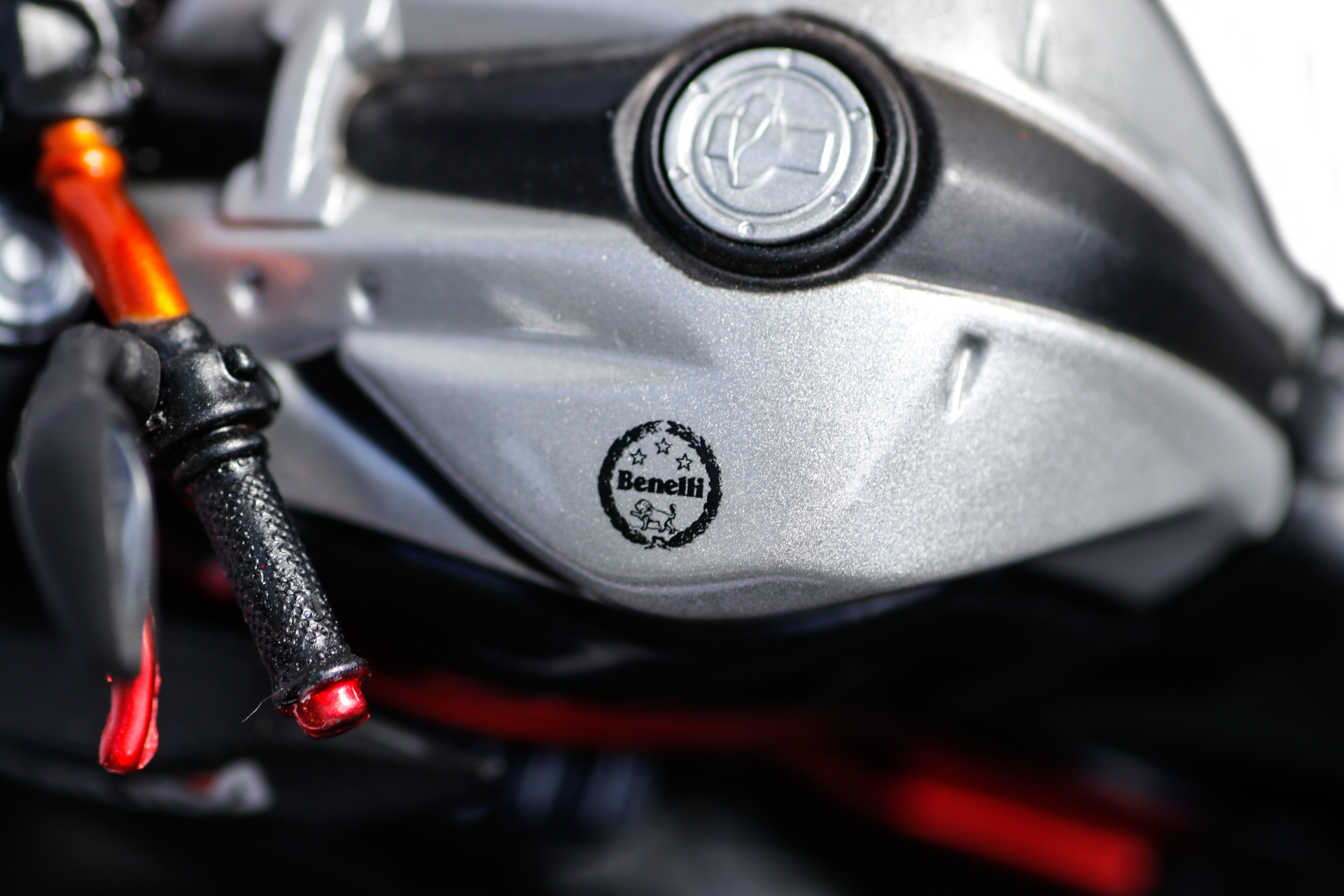 Maisto 1-12 Benelli TNT Titanium