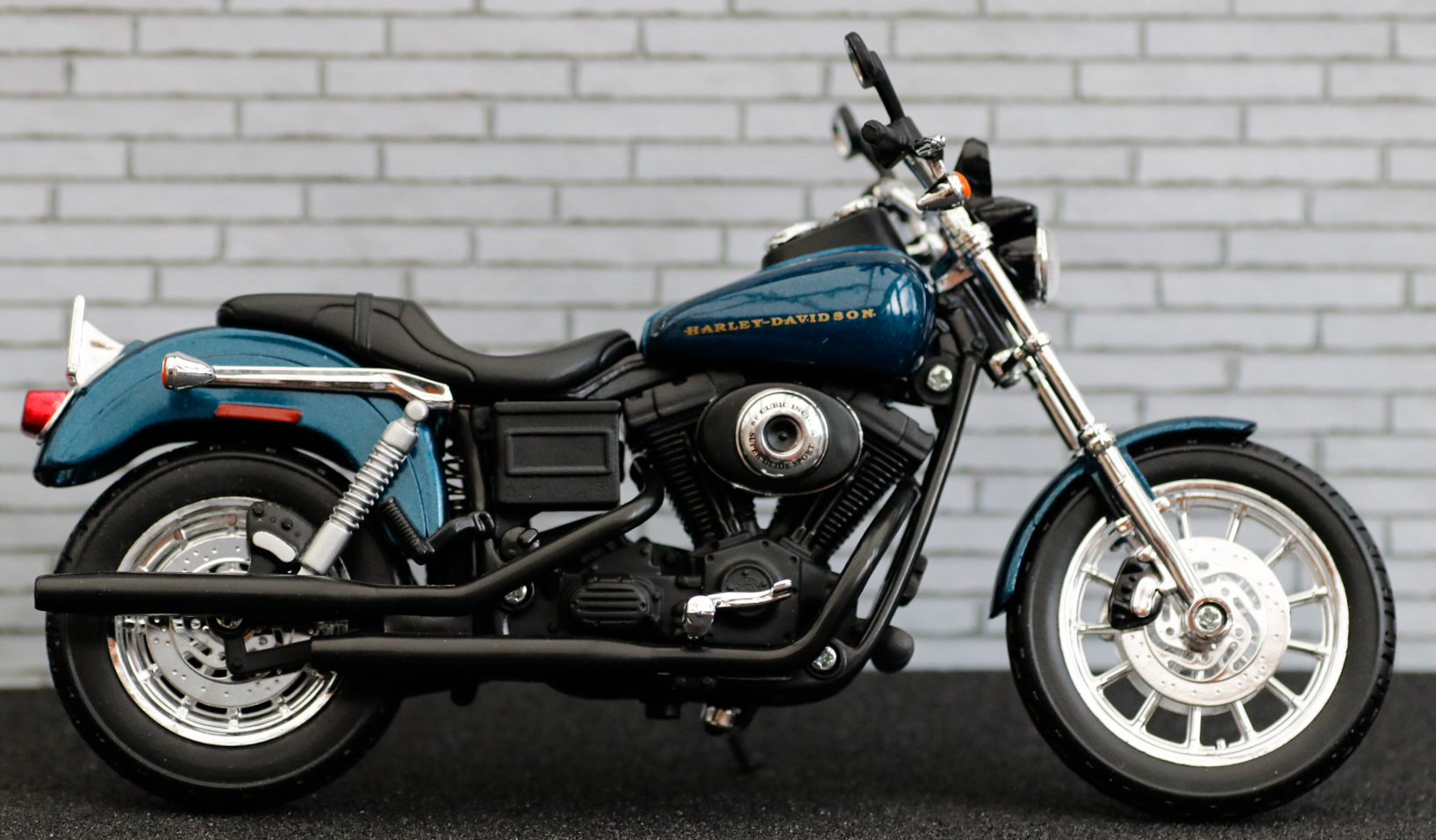 Maisto Harley Davidson Dyna Super Glide Sport Maisto Harley Davidson Dyna Super Glide Sport