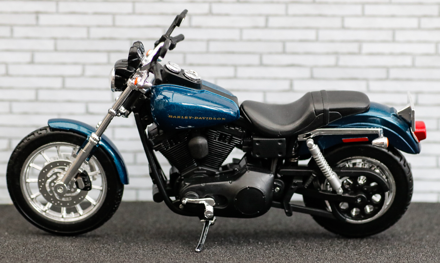 Maisto Harley Davidson Dyna Super Glide Sport Maisto Harley Davidson Dyna Super Glide Sport