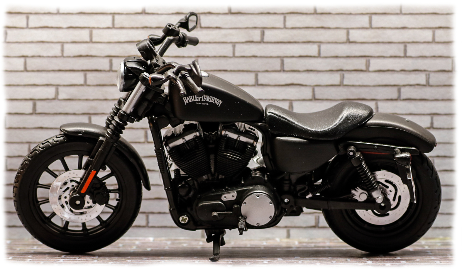 Maisto Harley Davidson 883 Iron Maisto Harley Davidson 883 Iron