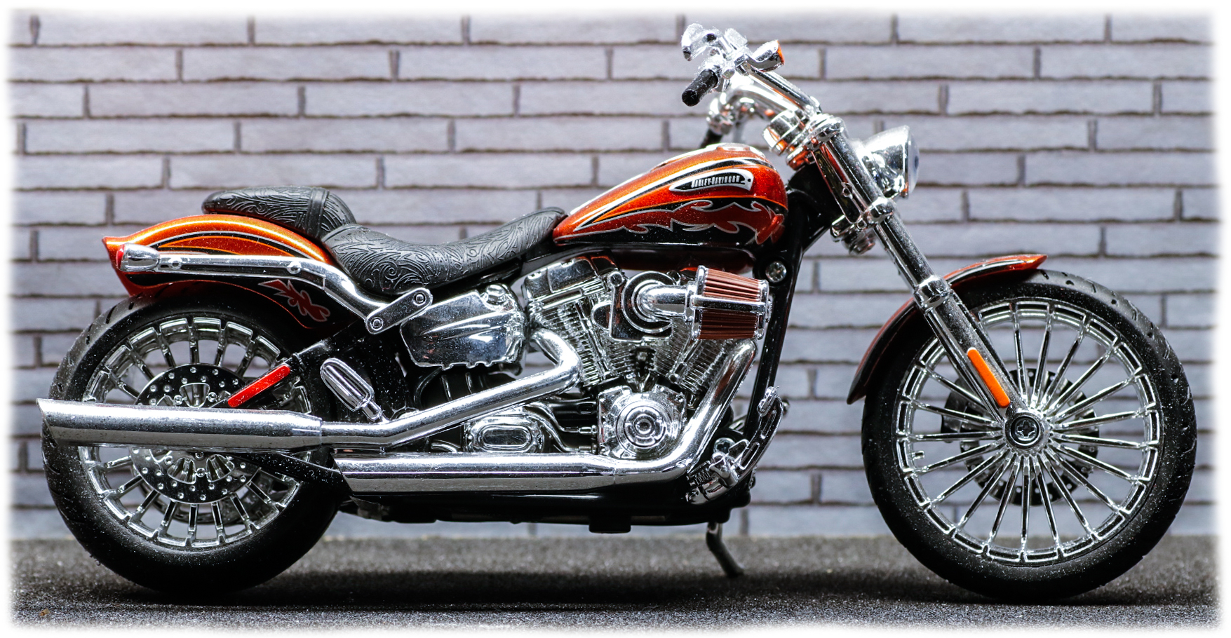 Maisto Harley Davidson CVO Breakout 2014 Maisto Harley Davidson CVO Breakout 2014