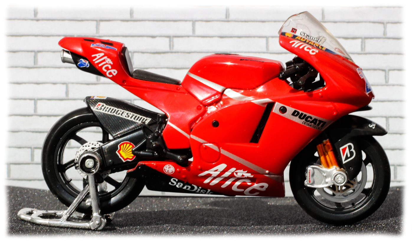 Maisto Ducati Desmosedici C Stormer 27