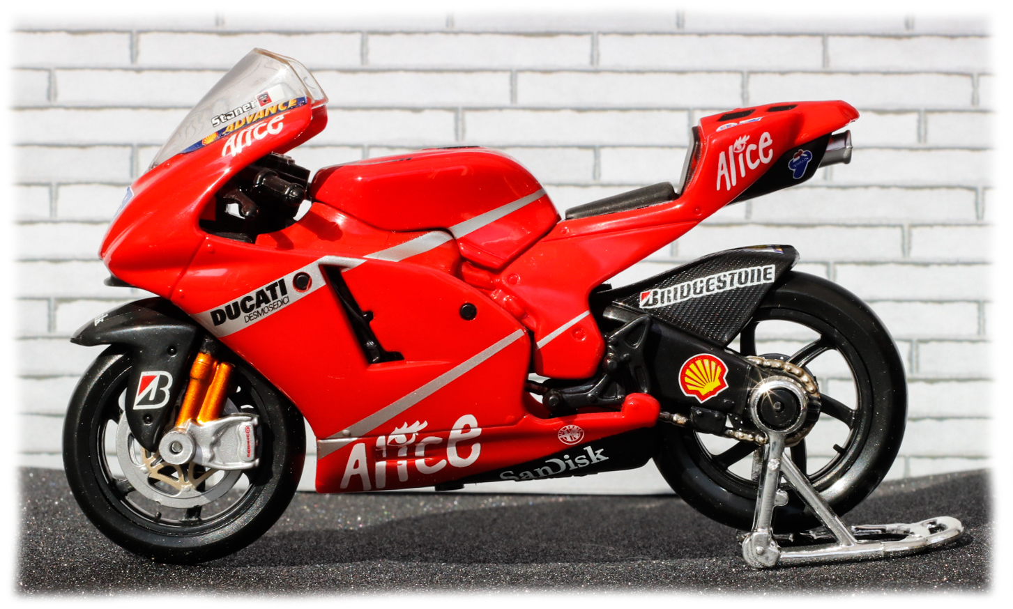 Maisto Ducati Desmosedici C Stormer 27