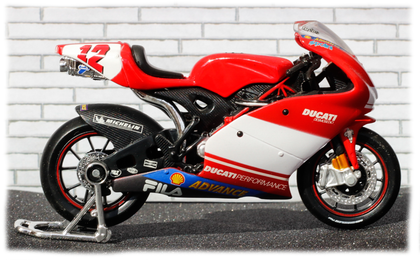 Maisto Ducati Desmosedici T Bayliss 12