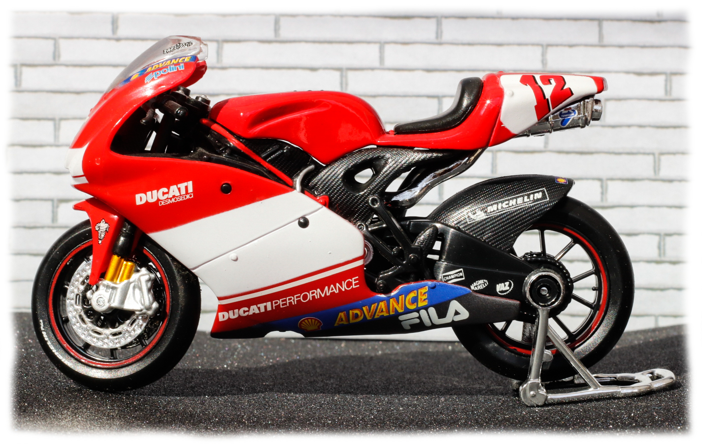 Maisto Ducati Desmosedici T Bayliss 12