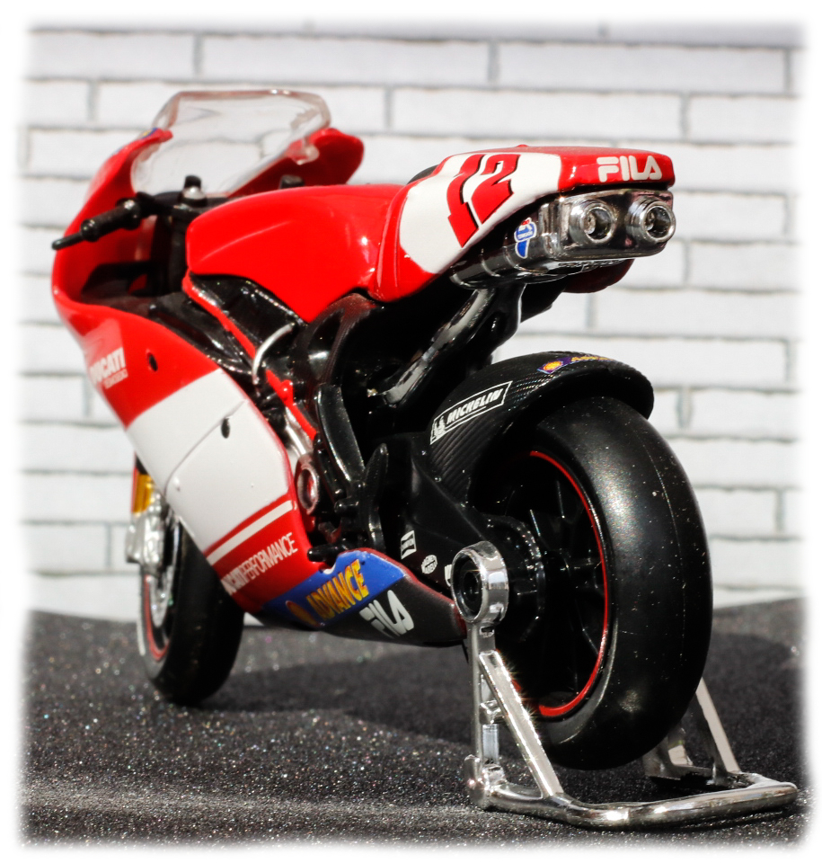Maisto Ducati Desmosedici T Bayliss 12