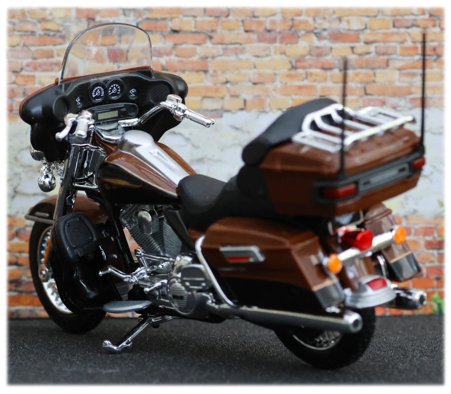 Maisto Harley Davidson FLHTK Electra Glide Ultra Ltd 2013