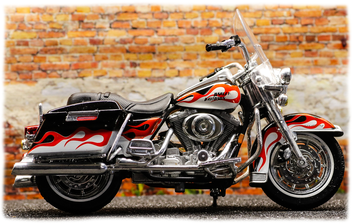 Maisto Harley Davidson FLHCI Road King Classic