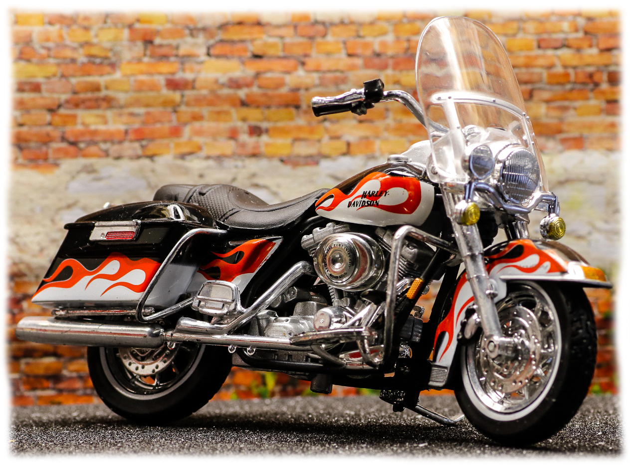 Maisto Harley Davidson FLHCI Road King Classic
