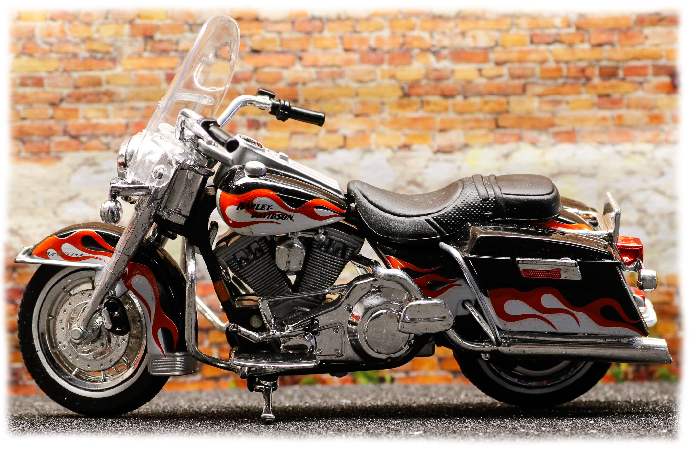 Maisto Harley Davidson FLHCI Road King Classic