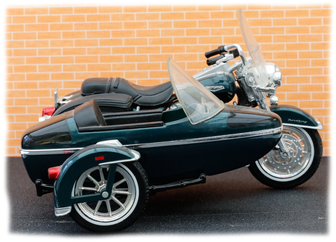 Maisto Harley Davidson FLHRCI and Sidecar