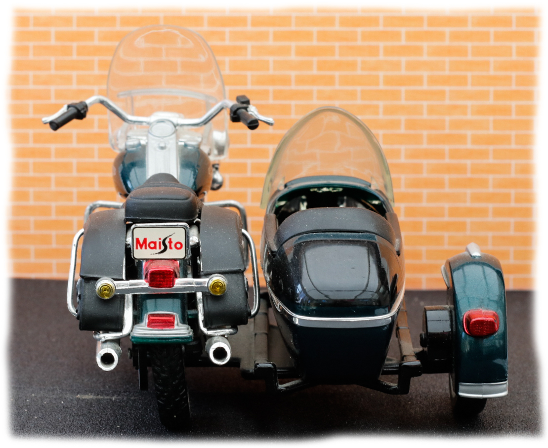 Maisto Harley Davidson FLHRCI and Sidecar