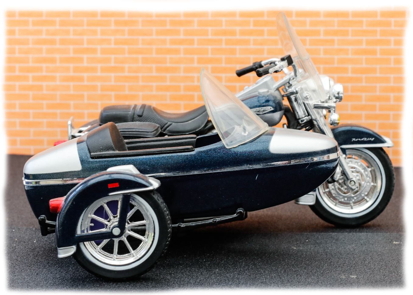 Maisto Harley Davidson FLHRCI and Sidecar
