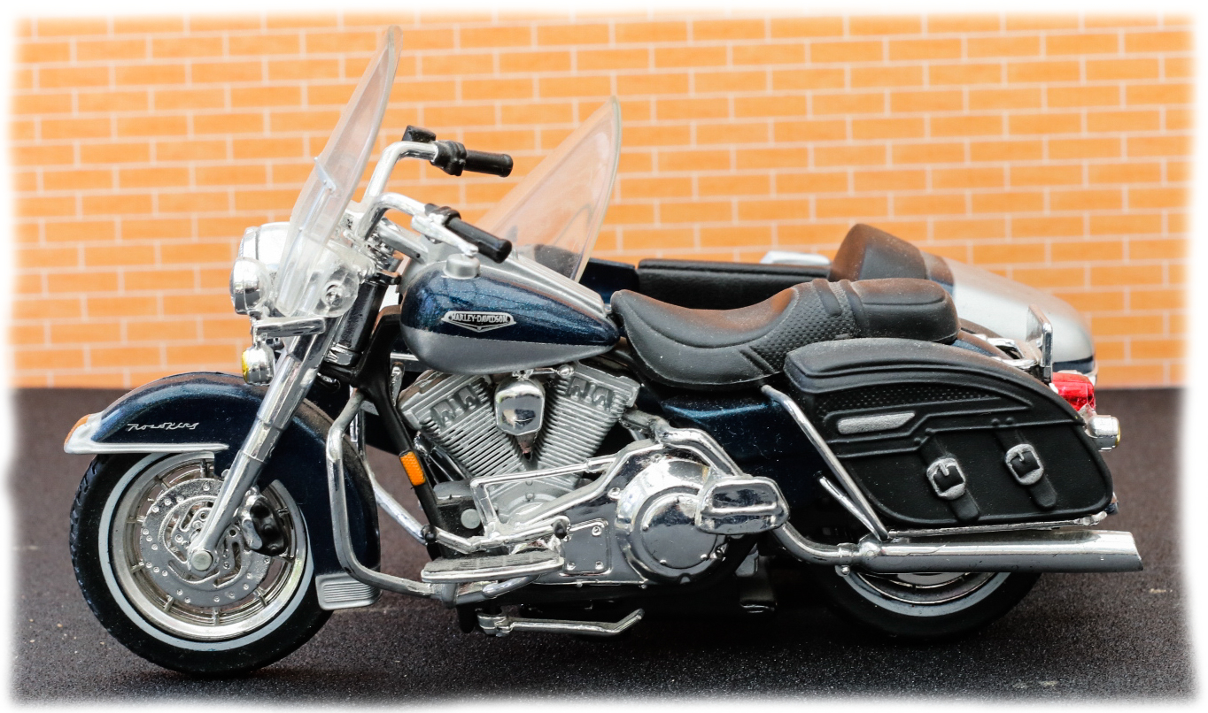 Maisto Harley Davidson FLHRCI and Sidecar