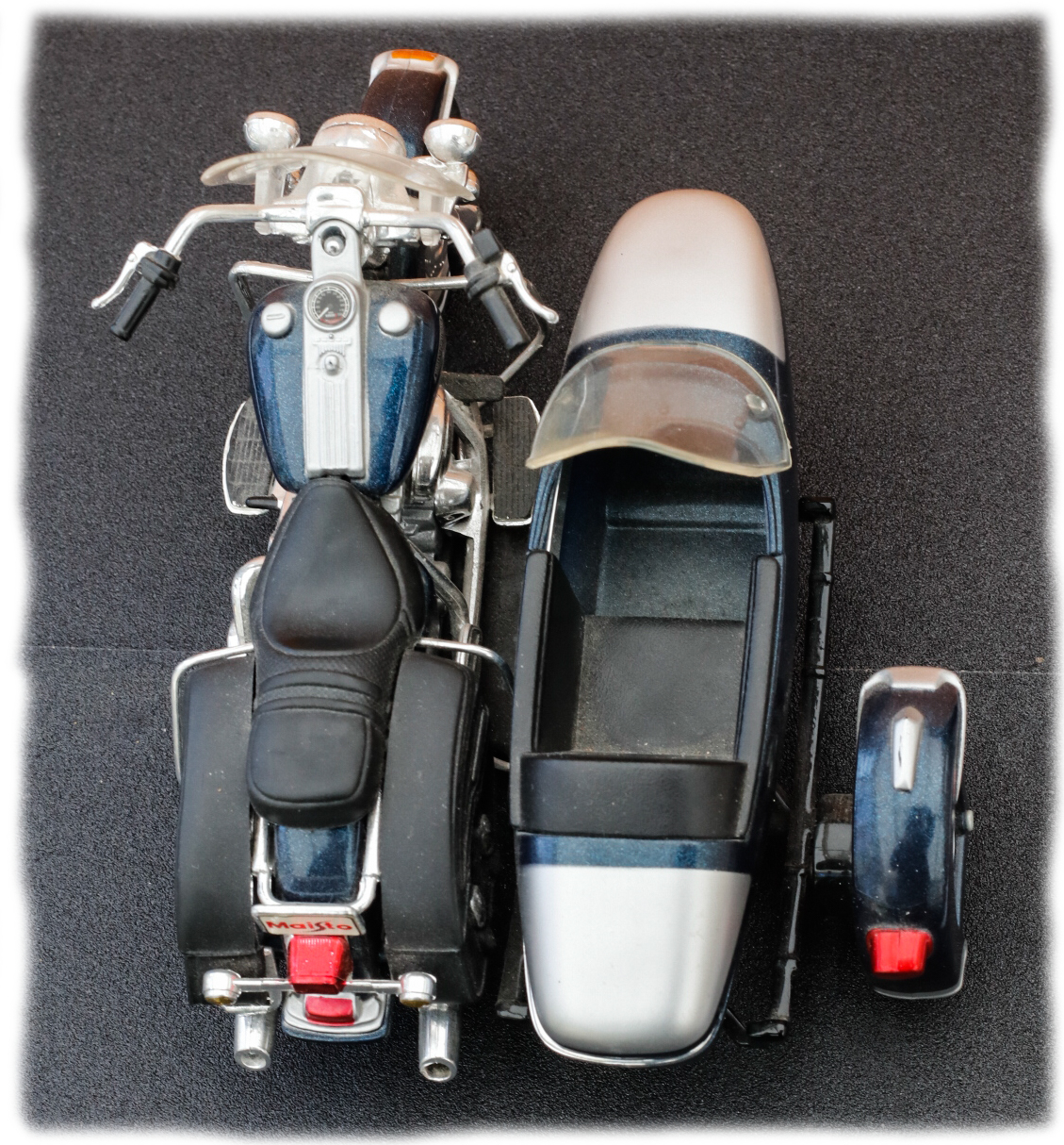 Maisto Harley Davidson FLHRCI and Sidecar