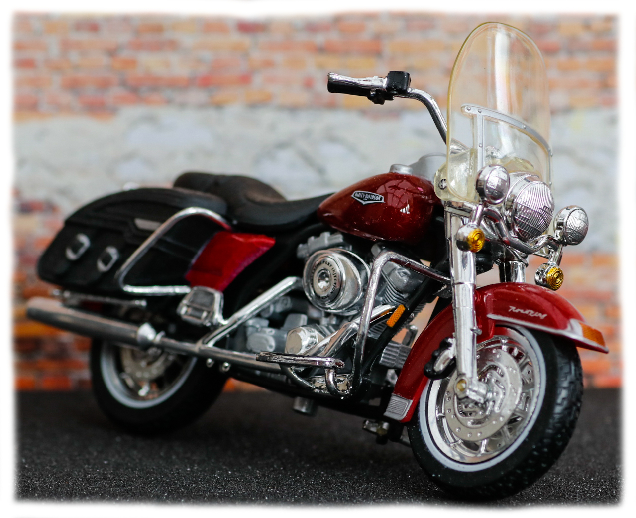 Maisto Harley Davidson FLHRC Road King Classic 2000