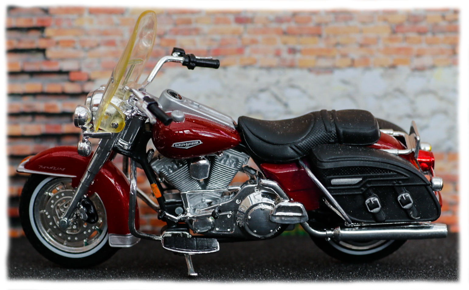 Maisto Harley Davidson FLHRC Road King Classic 2000