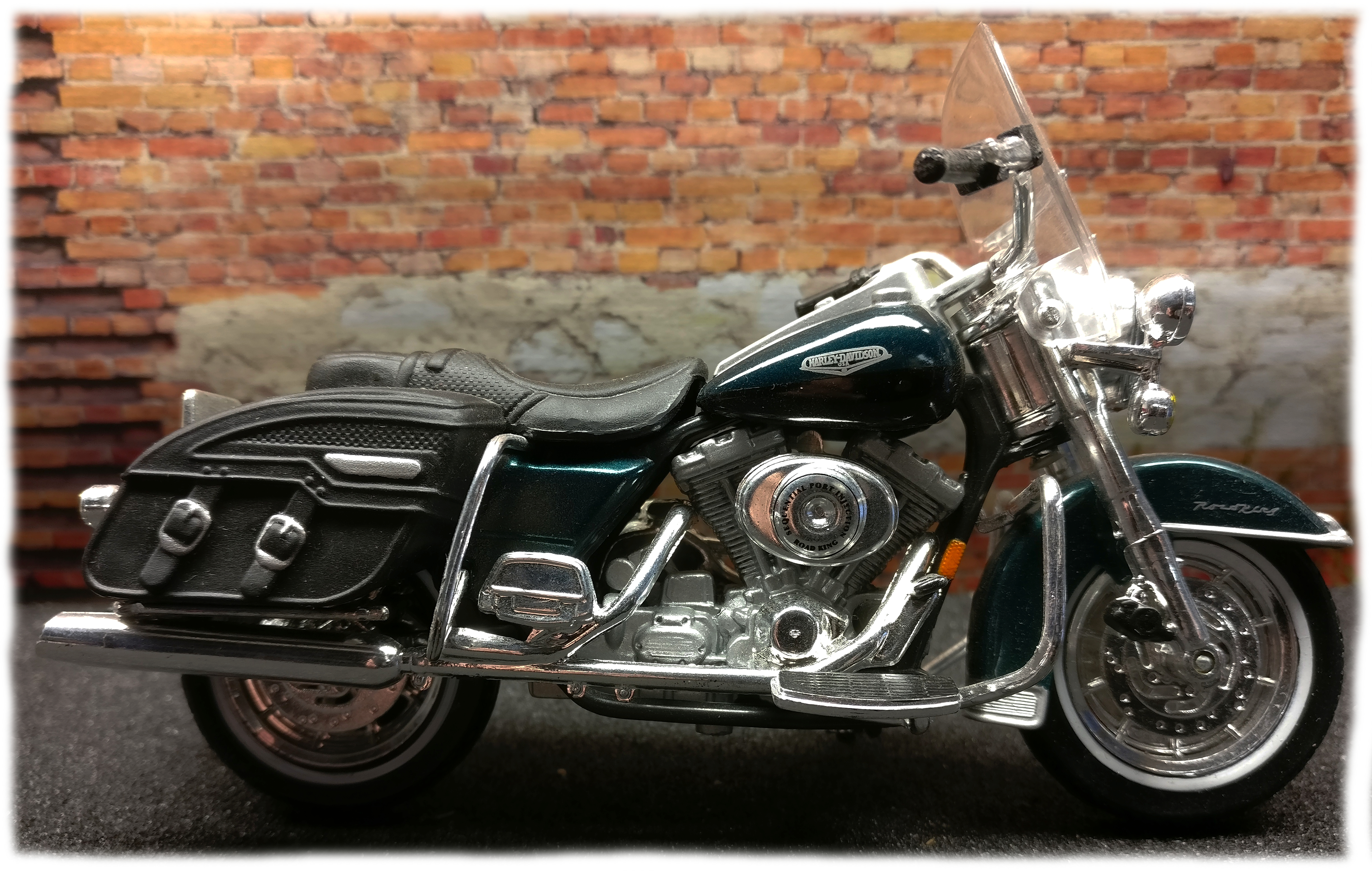 Maisto Harley Davidson FLHRC Road King Classic 2001