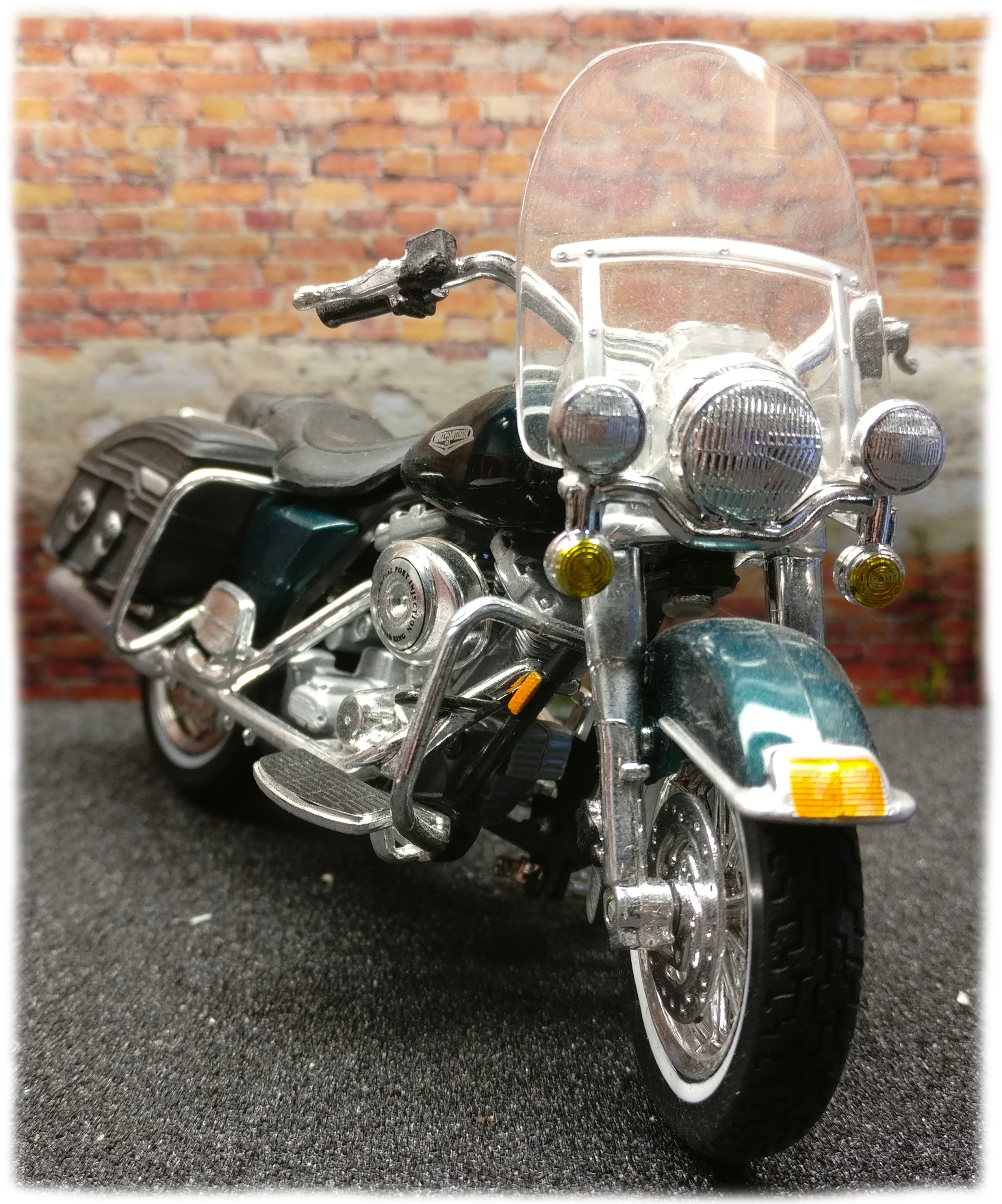 Maisto Harley Davidson FLHRC Road King Classic 2001