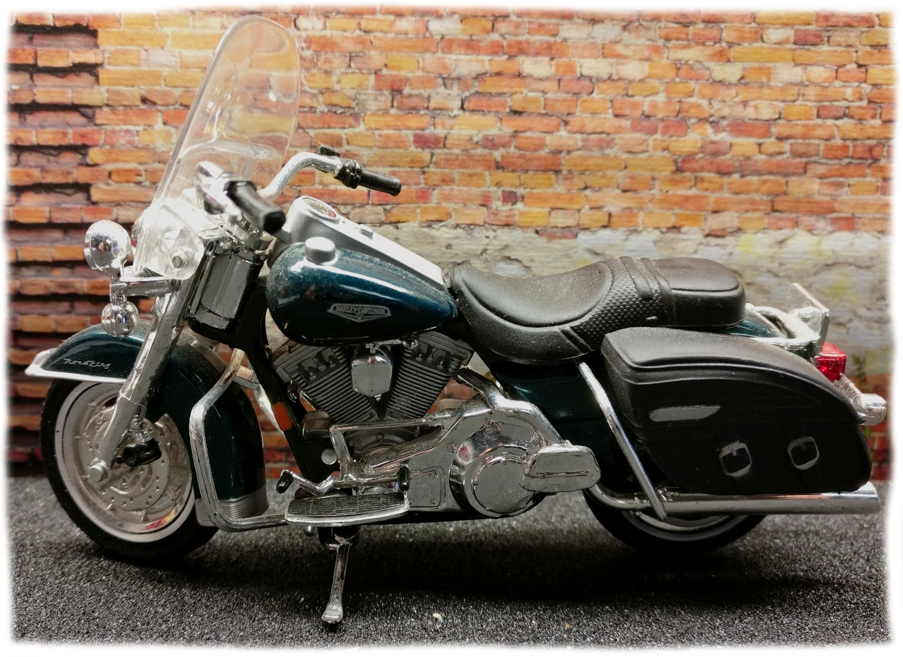 Maisto Harley Davidson FLHRC Road King Classic 2001