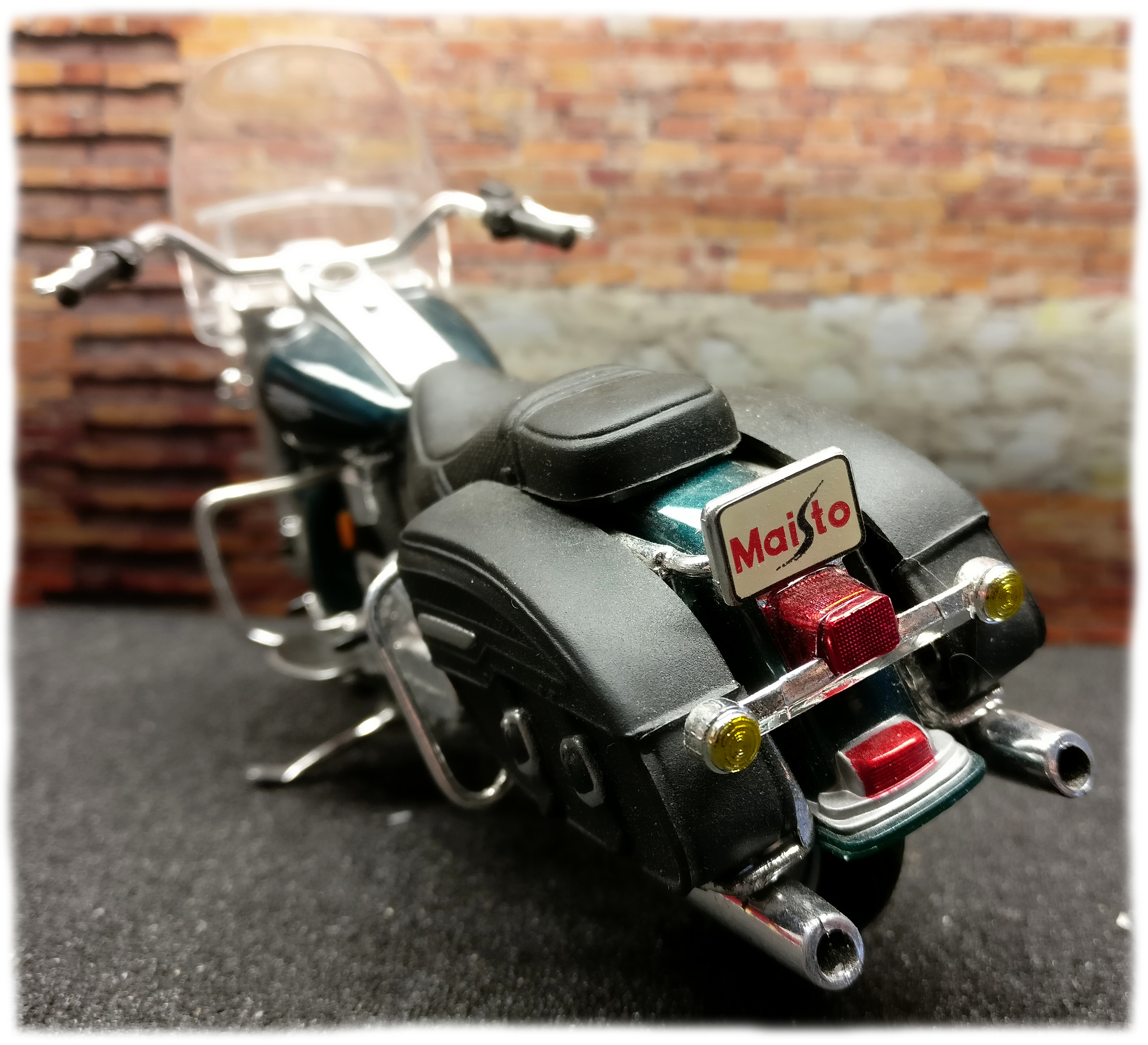 Maisto Harley Davidson FLHRC Road King Classic 2001