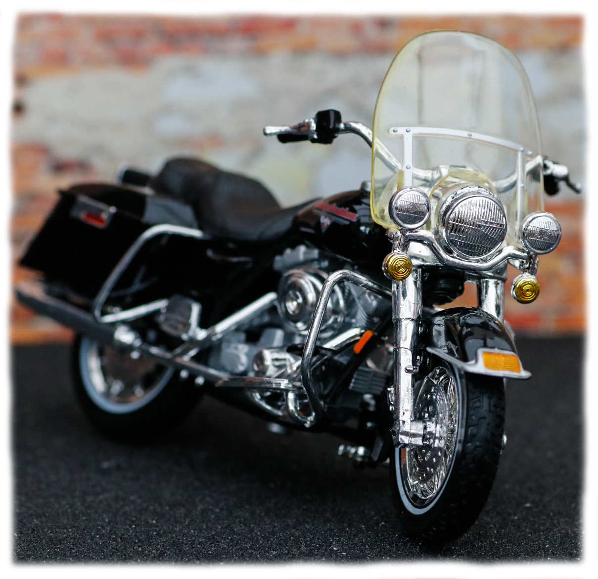 Maisto Harley Davidson FLHR Road King Cafe New York