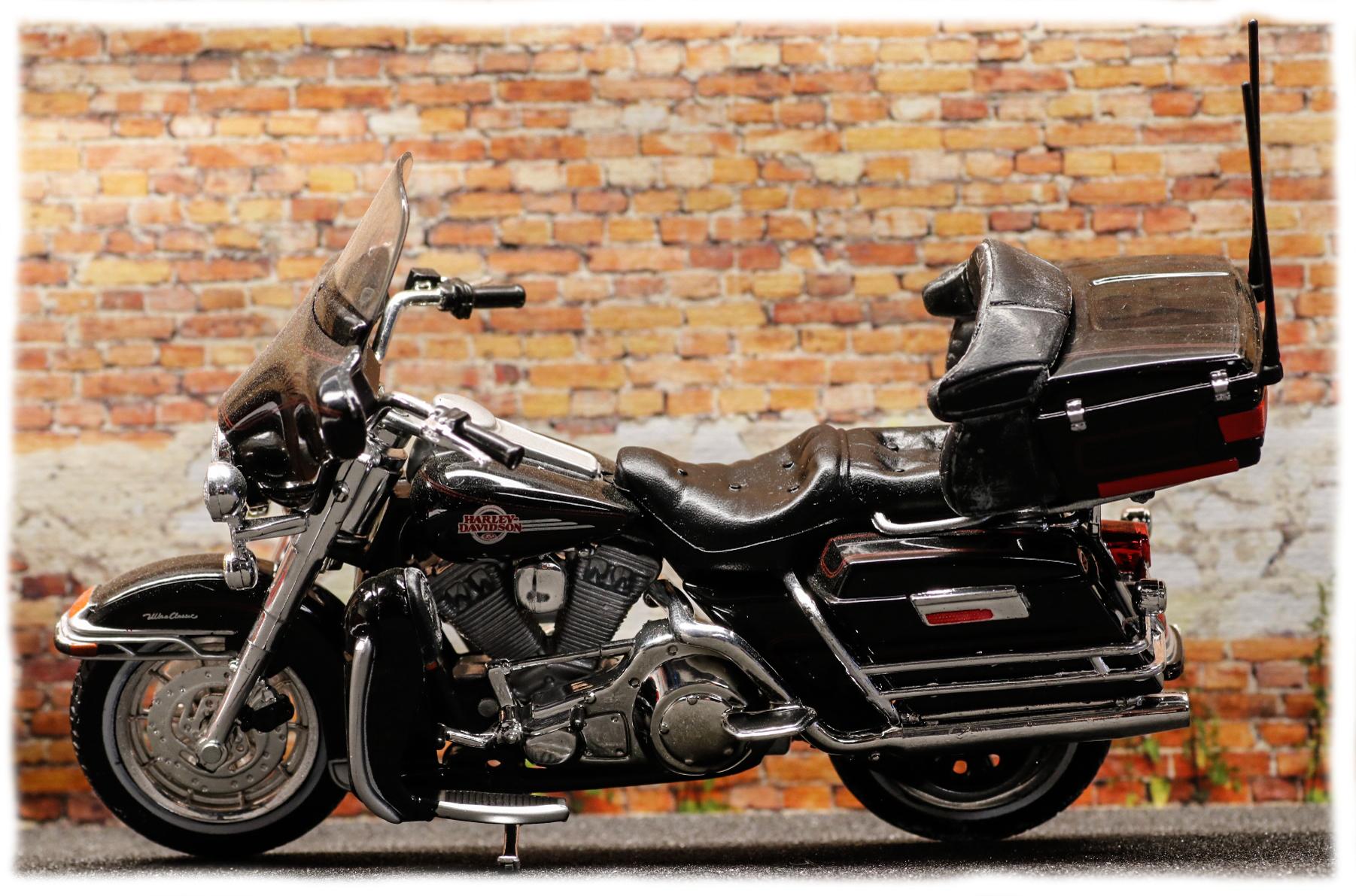 Maisto Harley Davidson FLHTCUI Ultra Classic Electra Glide 2005