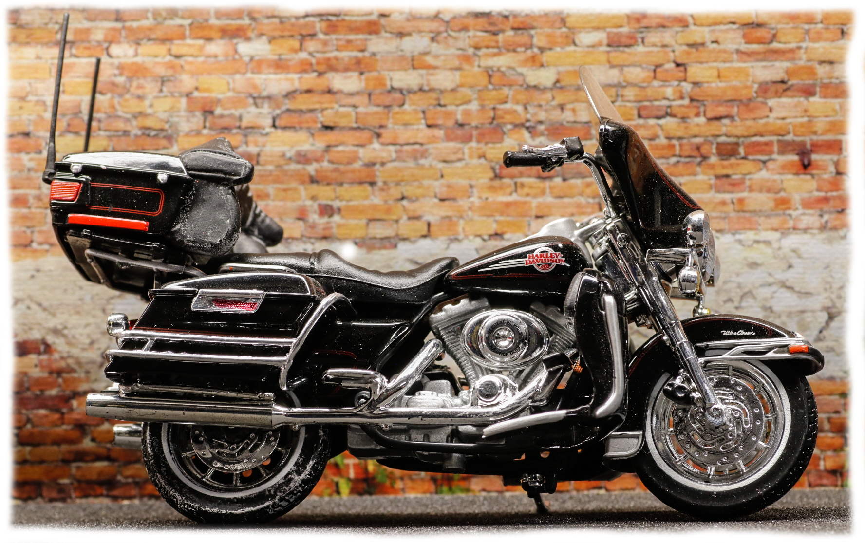Maisto Harley Davidson FLHTCUI Ultra Classic Electra Glide 2005