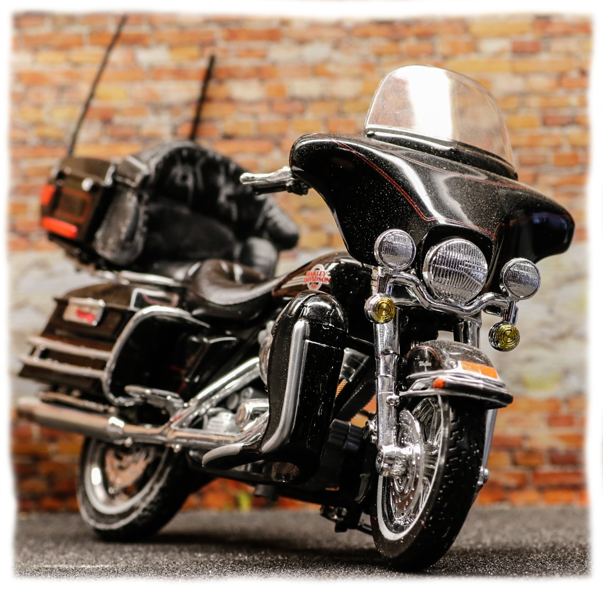 Maisto Harley Davidson FLHTCUI Ultra Classic Electra Glide 2005