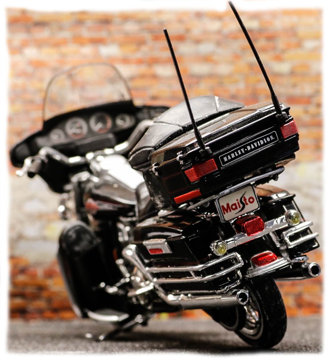 Maisto Harley Davidson FLHTCUI Ultra Classic Electra Glide 2005