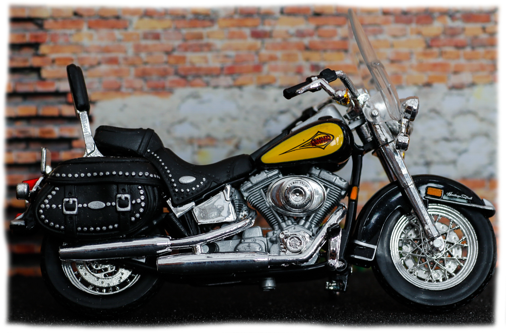 Maisto Harley Davidson FLSTC Heritage Softail Classic 2000